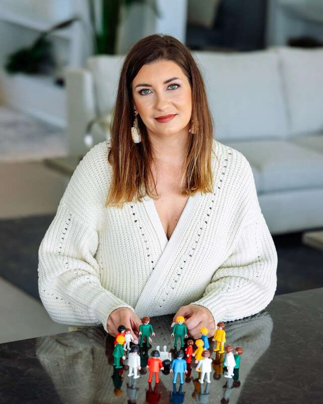 Izabela seated in a calm, welcoming space